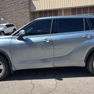 2021 Toyota HIGHLANDER LE photo 4
