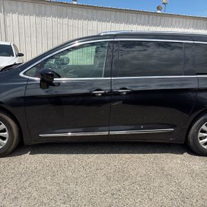 2020 Chrysler PACIFICA TOURING L photo 4