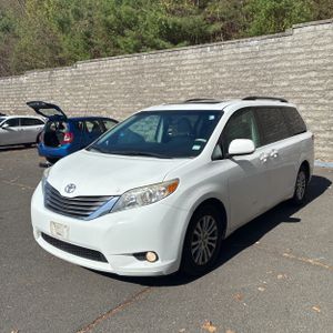 TOYOTA SIENNA - 1
