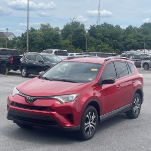 2017 Toyota RAV4 LE photo 1