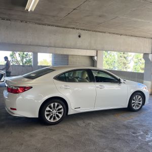 صورة 10 لـ 2013 Lexus ES 300H BASE