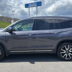 HONDA PILOT TOURING W/REAR CAPTAIN'S CHAIRS - 4