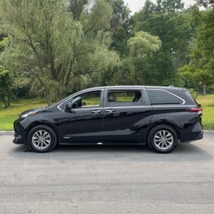 صورة 3 لـ 2021 Toyota SIENNA XLE 8-PASSENGER
