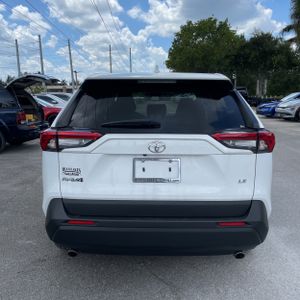 2025 Toyota RAV4 LE 照片 7