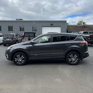2018 Toyota RAV4 LE — фото 3