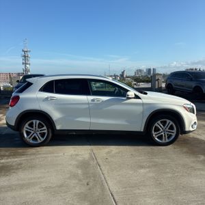 MERCEDES-BENZ GLA - 10