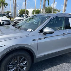 صورة 2 لـ 2024 Volkswagen TIGUAN SE