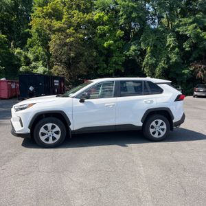 صورة 3 لـ 2023 Toyota RAV4 LE