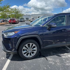 2021 Toyota RAV4 XLE PREMIUM photo 2