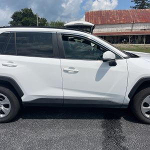 صورة 9 لـ 2021 Toyota RAV4 LE