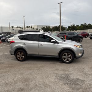 صورة 10 لـ 2015 Toyota RAV4 XLE