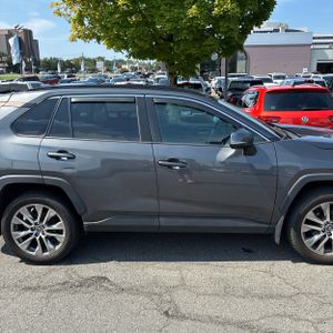 2020 Toyota RAV4 XLE PREMIUM — фото 11