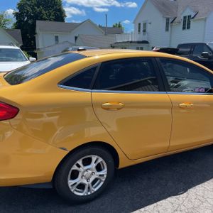 FORD FIESTA SEL - 9