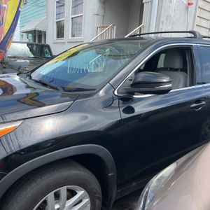 2014 Toyota HIGHLANDER LE photo 2