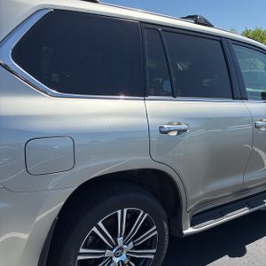 LEXUS LX 570 THREE-ROW - 9