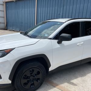 2020 Toyota RAV4 LE 照片 2