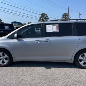 TOYOTA SIENNA - 4