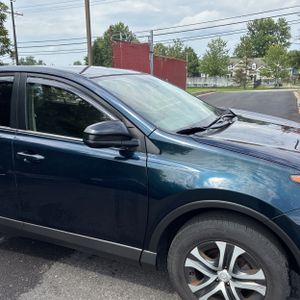 2018 Toyota RAV4 LE — фото 13