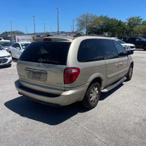 CHRYSLER TOWN AND COUNTRY TOURING - 8