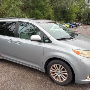 2015 Toyota SIENNA XLE 8-PASSENGER thumbnail 13