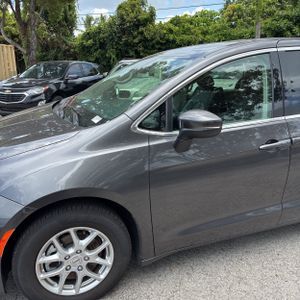 2023 Chrysler PACIFICA TOURING L — фото 2