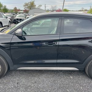 HYUNDAI TUCSON SE PLUS - 4