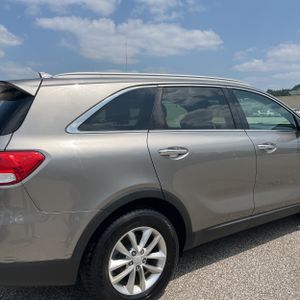 2017 KIA SORENTO LX photo 9