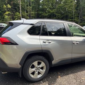 2019 Toyota RAV4 HYBRID XLE — фото 9