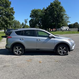 2017 Toyota RAV4 XLE — фото 10