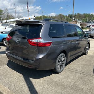 TOYOTA SIENNA - 8
