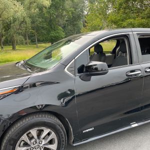 صورة 2 لـ 2021 Toyota SIENNA XLE 8-PASSENGER