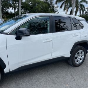 2025 Toyota RAV4 LE 照片 4