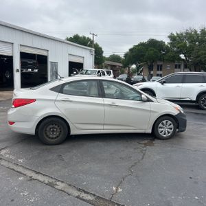 HYUNDAI ACCENT SE - 10