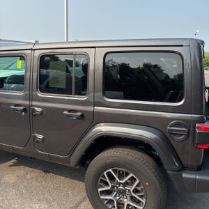 صورة 6 لـ 2025 JEEP WRANGLER SAHARA