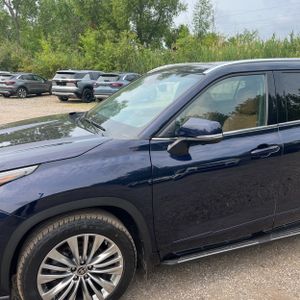 2024 Toyota HIGHLANDER LIMITED photo 2