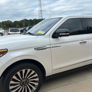2019 Lincoln NAVIGATOR L RESERVE photo 2