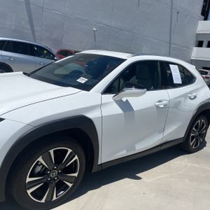 صورة 2 لـ 2026 Lexus UX 300H BASE
