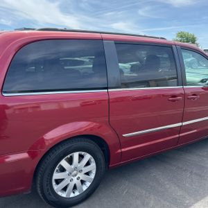 CHRYSLER TOWN AND COUNTRY TOURING - 9