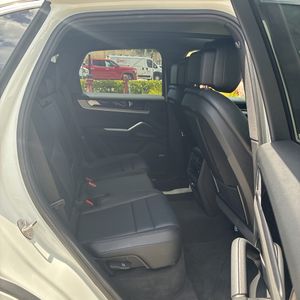 2025 Porsche CAYENNE thumbnail 34