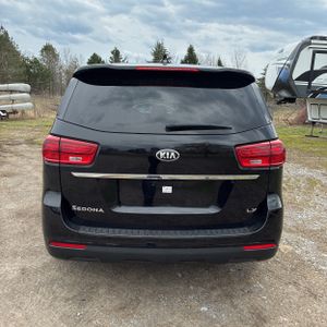 KIA SEDONA LX - 7