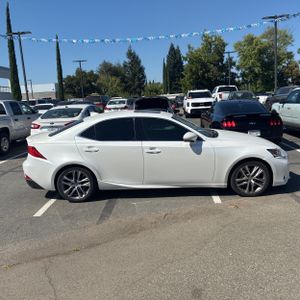 صورة 9 لـ 2019 Lexus IS 300 BASE