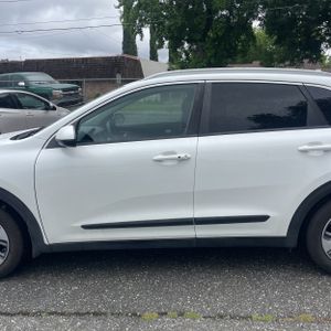 KIA NIRO LX - 4