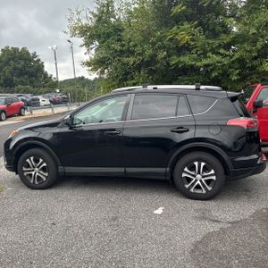 2017 Toyota RAV4 LE — фото 3