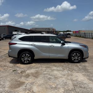 صورة 10 لـ 2021 Toyota HIGHLANDER XLE