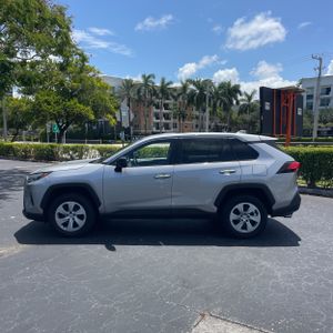 صورة 3 لـ 2024 Toyota RAV4 LE
