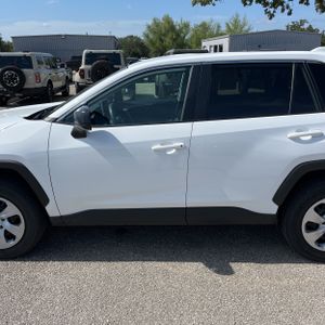 صورة 4 لـ 2024 Toyota RAV4 LE