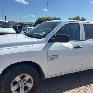 2024 RAM 1500 CLASSIC SLT — фото 2