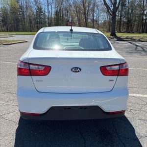KIA RIO LX - 7