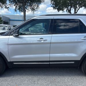 FORD EXPLORER XLT - 4