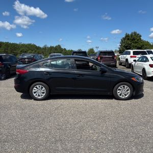 صورة 10 لـ 2017 Hyundai ELANTRA SE
